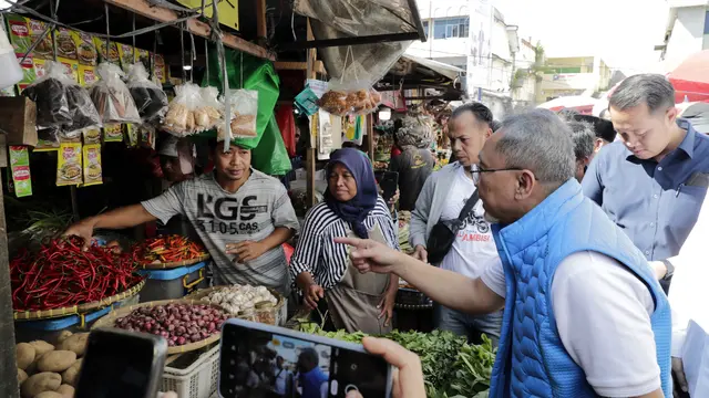 Menteri Perdagangan Zulkifli Hasan saat meninjau ke Pasar Pasir Gintung, Bandar Lampung, Provinsi Lampung pada hari ini, Sabtu (7/1)/2023).