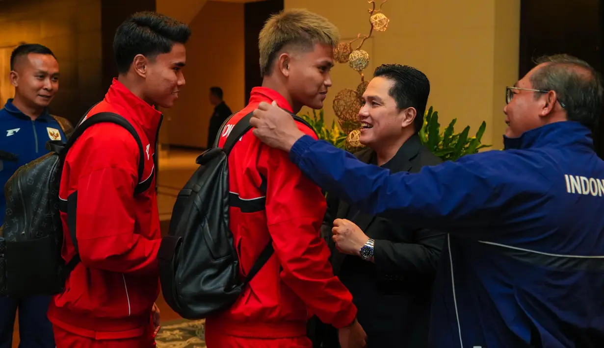 Ketua Umum Persatuan Sepak Bola Seluruh Indonesia (PSSI), Erick Thohir (kedua kanan) menyalami Hokky Caraka dan Muhammad Ferarri saat melepas pemain Timnas Indonesia yang akan terbang menuju Australia di Hotel Fairmont, Jakarta, pada Minggu (16/3/2025). (Foto: Dokumentasi PSSI)