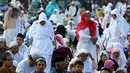 Umat muslim bersiap melaksanakan Salat Idul Fitri di kawasan Senen, Minggu (25/6). Sebagian besar umat muslim merayakan Idul Fitri 1438 H pada Minggu (25/6) berdasarkan ketetapan pemerintah tentang 1 Syawal melalui sidang Isbat. (Liputan6.com/Johan Tallo)