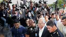 Mantan PM Malaysia Najib Razak tiba di Kantor Komisi Anti-Korupsi Malaysia (MACC), Putrajaya, Malaysia, Kamis (24/5). Menurut Kepala MACC Mohd Shukri Abdull, Najib Razak ditanya seputar SRC International. (AP Photo/Vincent Thian)