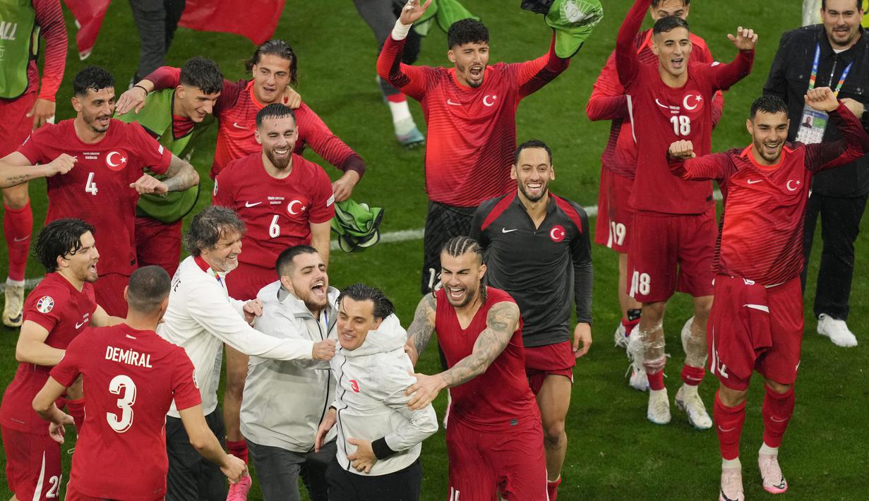 Pelatih Turki, Vincenzo Montella, merayakan kemenangan bersama anak asuhnya setelah berhasil mengalahkan Georgia pada laga Grup F Euro 2024, Dortmund, Selasa (18/6/2024). Kemenangan Turki atas Georgia terasa begitu spesial bagi Vincenzo Montella lantaran bertepatan dengan ulang tahunnya yang ke-50. (AP Photo/Andreea Alexandru)