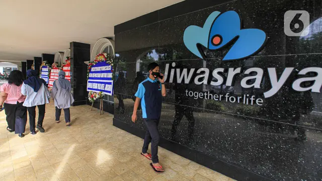 FOTO: Dukung Penyelamatan Polis, Nasabah Kirim Karangan Bunga ke Kantor Jiwasraya