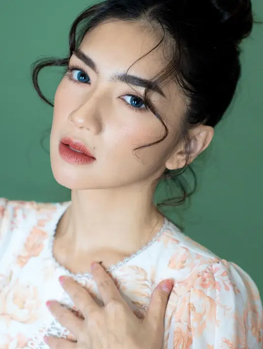 Kali ini, Angel Karamoy tampil bak remaja. Dengan rambut dikuncir ke atas dan menyisakan sedikit bagian sebagai poni yang diikal, natural makeup bernuansa merah yang lembut terlihat sangat apik di wajah Angel. Foto: Instagram.