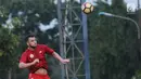 Pemain asing Persija asal Kroasia, Marko Simic saat latihan di Lapangan Sutasoma, Halim Perdanakusuma, Jakarta, Jumat (29/12). Simic menjadi pemain asing pertama yang resmi dikontrak Persija untuk musim kompetisi 2018. (Liputan6.com/Helmi Fithriansyah)