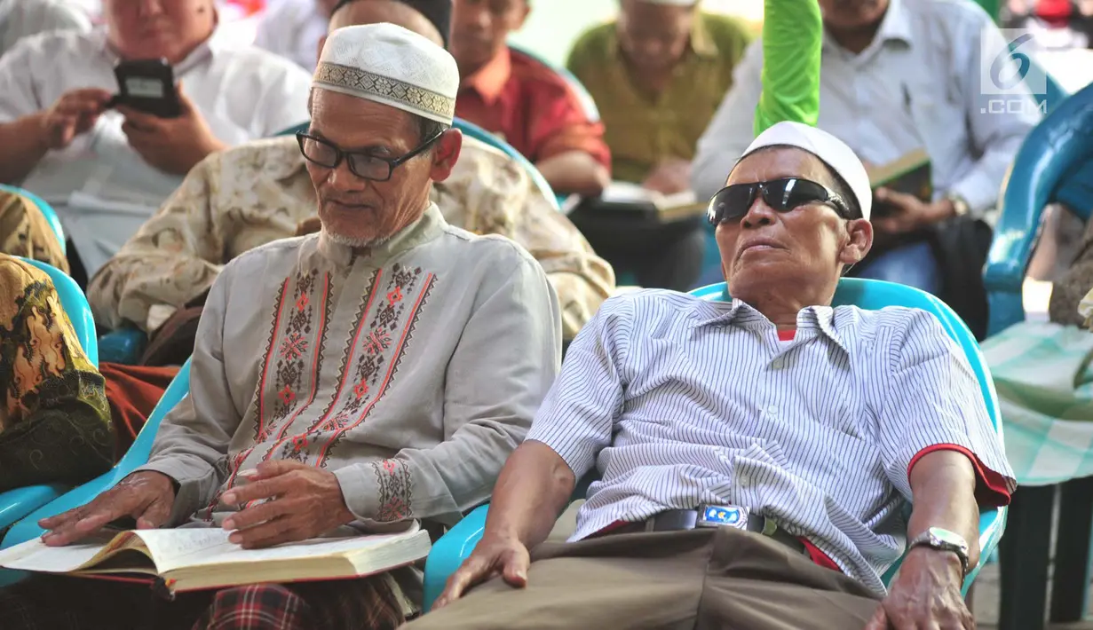 Jemaah pria bertadarus Alquran di Masjid Kauman, Semarang, Jawa Tengah, Rabu (8/5/2019). Tadarus Alquran yang berlangsung selama Ramadan ini diselenggarakan setiap selepas salat zuhur hingga menjelang asar. (Liputan6.com/Gholib)