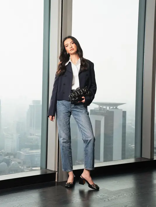 Raline Shah tak kalah memesona. Ia tampil dengan kemeja putih yang ditumpuknya dengan cropped blazer biru navy, dipadu dengan celana jeans. Raline menyempurnakan penampilannya dengan tas dan alas kaki berwarna hitam yang serasi. [Foto: Instagram/winstongomez]