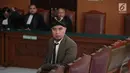 Terdakwa Ahmad Dhani saat menjalani sidang lanjutan atas kasus ujaran kebencian di Pengadilan Negeri Jakarta Selatan, Senin (19/11). Ahmad Dhani diseret ke meja hijau karena cuitannya di Twitter. (Liputan6.com/Faizal Fanani)