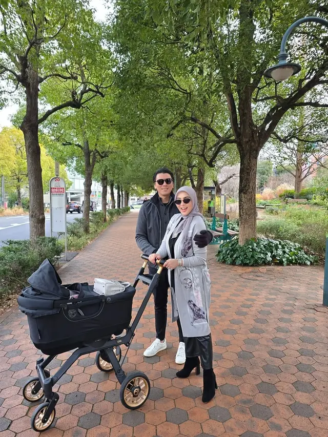 6 Potret Syahrini Ajak Buah Hati Jalan-Jalan di Jepang, Perdana Baby R Mudik