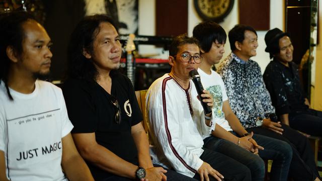Gunadi Sudradjat selaku komposer dan founder dari Hira bersama para musisi