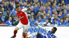 Penyerang Arsenal, Olivier Giroud berusaha merebut bola dari pemain Reading  Nathaniel Chalobah