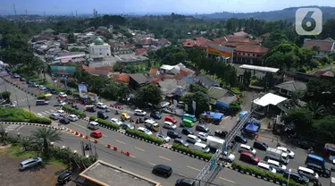 Suasana kawasan Puncak di Simpang Gadog, Ciawi, Bogor, Kamis (20/5/2021). Walaupun libur lebaran sudah berlalu, kawasan Puncak dan sekitarnya masih dipadati wiasatawan. (merdeka.com/Arie Basuki)