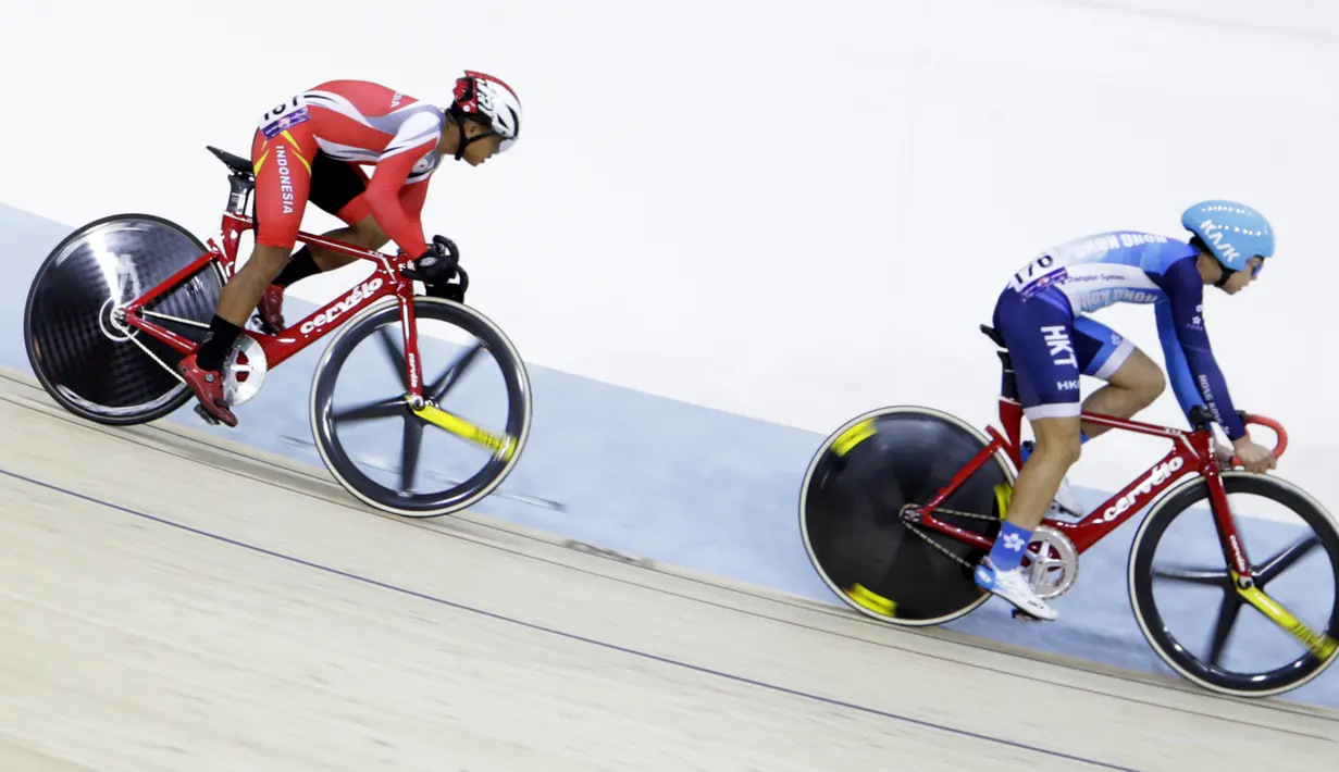 Pesepeda Indonesia, Angga Dwi Wahyu (kiri), memacu kecepatan pada nomor scratch race junior putra saat Asian Track Championship 2019 di Jakarta International Veledrome, Jakarta, Kamis (10/1). Angga berhasil meraih emas. (Bola.com/Yoppy Renato)