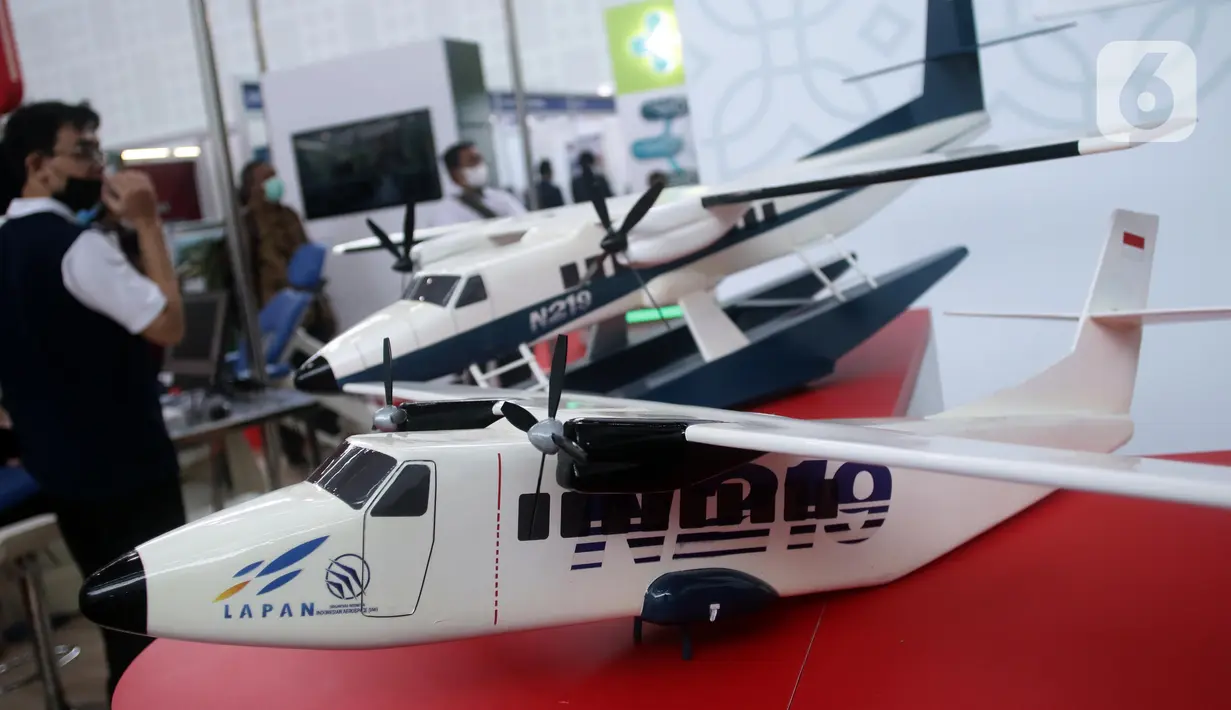 Pengunjung melihat inovasi teknologi yang dipamerkan saat pameran Riset dan Inovasi atau InaRI expo 2022 di  Inovation Convention Center, Cibinong Science Center, Kabupaten Bogor, Kamis (27/10/2022). Lewat pameran ini, BRIN ingin mendorong kolaborasi dengan berbagai pihak untuk memperkuat ekosistem riset dan inovasi. (Liputan6.com/Helmi Fithriansyah)