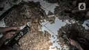 Pekerja menyelesaikan pembuatan kerupuk kulit di industri rumahan kawasan Bogor, Minggu (26/9/2021). Sebelum Covid-19 melanda biasanya pelaku usaha kerupuk kulit mampu memproduksi 30 lembar kulit sapi dalam sehari, namun kini hanya 12-15 lembar kulit per hari. (merdeka.com/Iqbal S Nugroho)