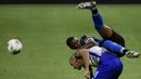 Pemain Inter Milan, Ashley Young, berebut bola dengan pemain Sampdoria, Gaston Ramirez, pada laga Serie A di Stadion Giuesepe Meazza, Minggu (21/6/2020). Inter Milan menang 2-1 atas Sampdoria. (AFP/Filippo Monteforte)