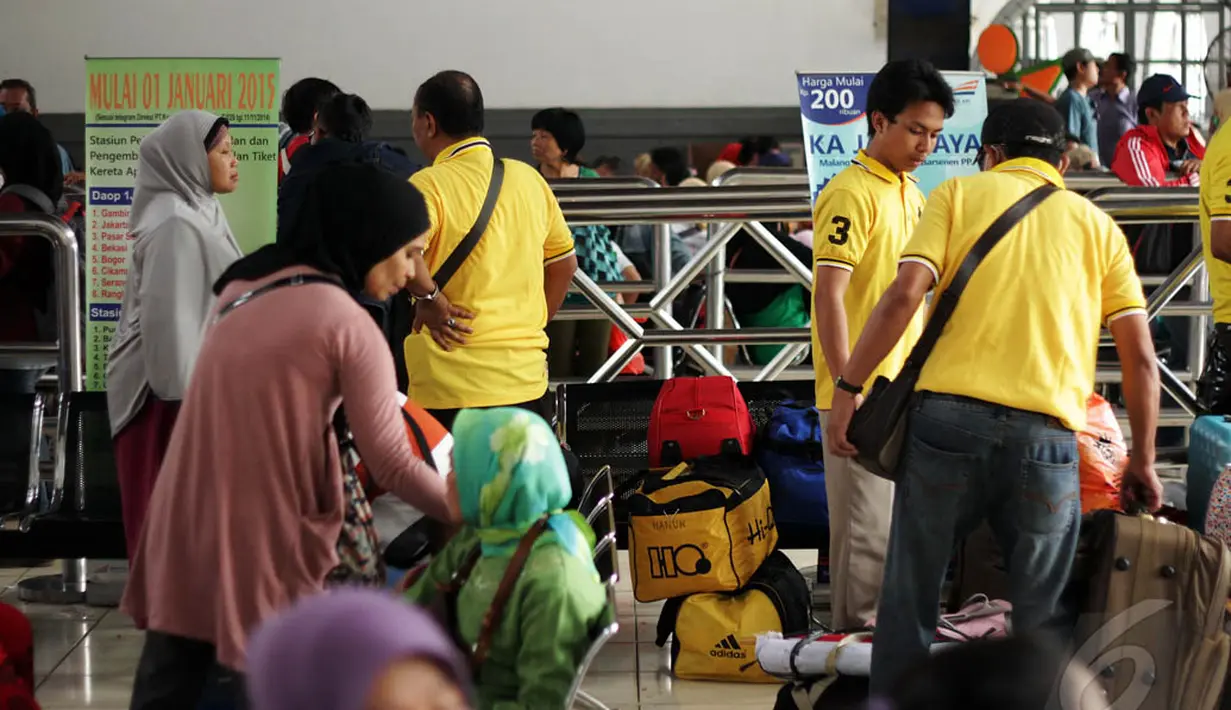 Calon penumpang kereta berada di Stasiun Senen, Jakarta. Foto diambil pada Senin (29/12/2014). (Liputan6.com/Faizal Fanani)