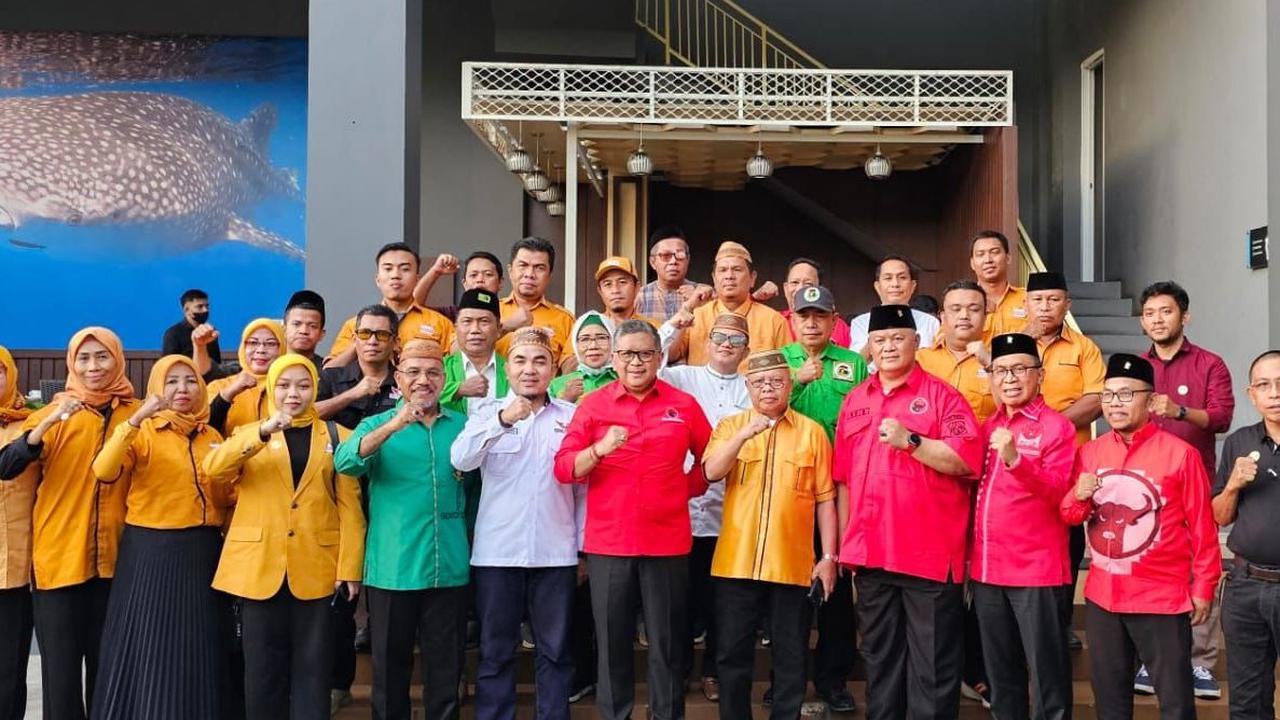 Kontan saja ucapan Hasto ini mengundang gelak tawa dari peserta pertemuan.<br>