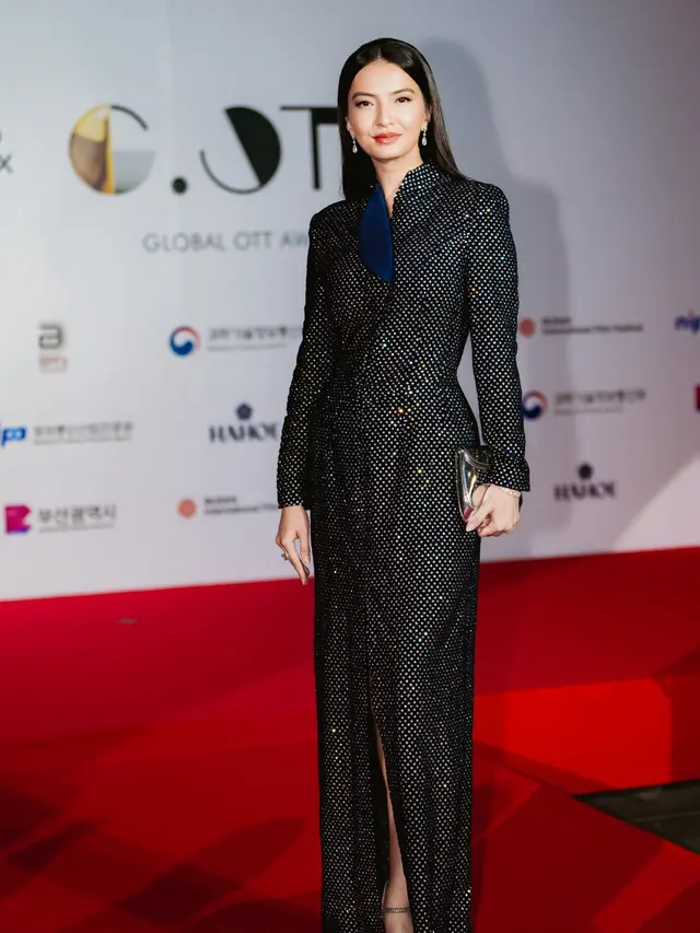 Parade Pesona Glamor Khas Perempuan Indonesia dari Raline Shah, Dian Sastrowardoyo, dan Shenina Cinnamon di Busan International Film Festiva