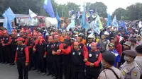 Ribuan buruh Tangerang lakukan aksi demo di depan Pintu Tol Bitung, Jalan Raya Serang KM 9, Kabupaten Tangerang.