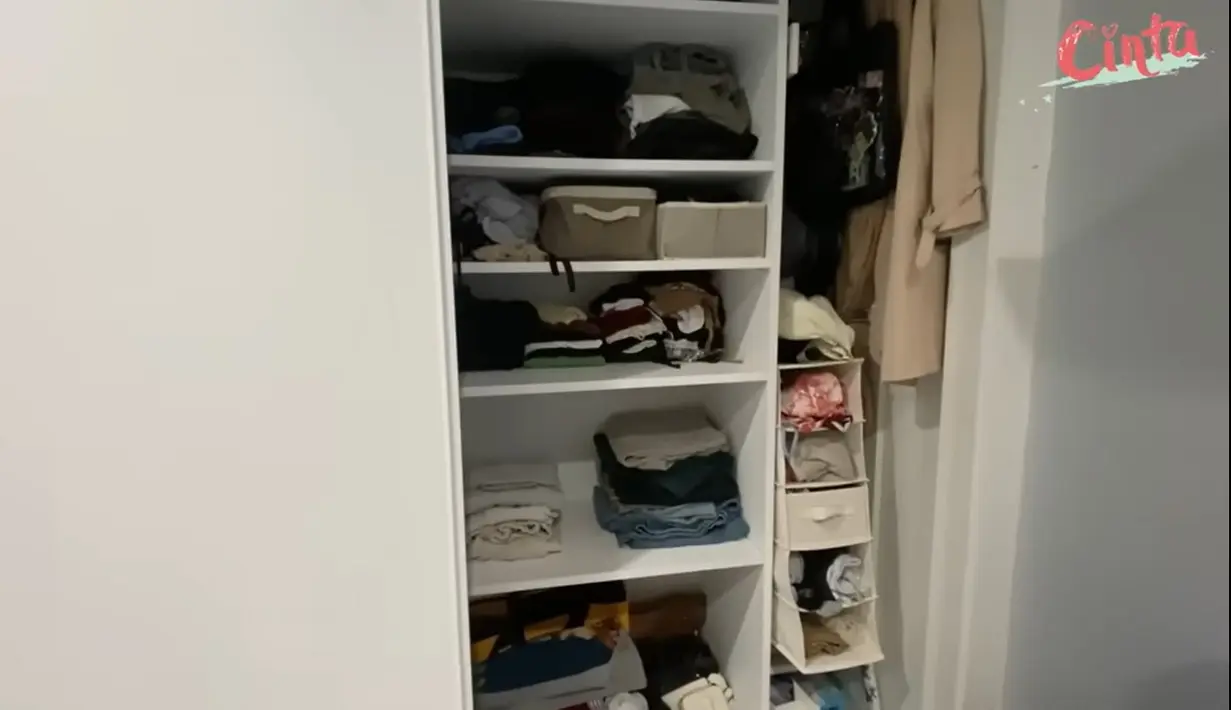 Setahun di negeri Paman Sam, Cinta mengaku jarang berbelanja fashion. Selain baju, beberapa tas koleksinya disimpan di sini. Itulah beberapa isi kamar Cinta Kuya yang diambil dari tangkapan layar kanal Cinta. [Youtube/Cinta]