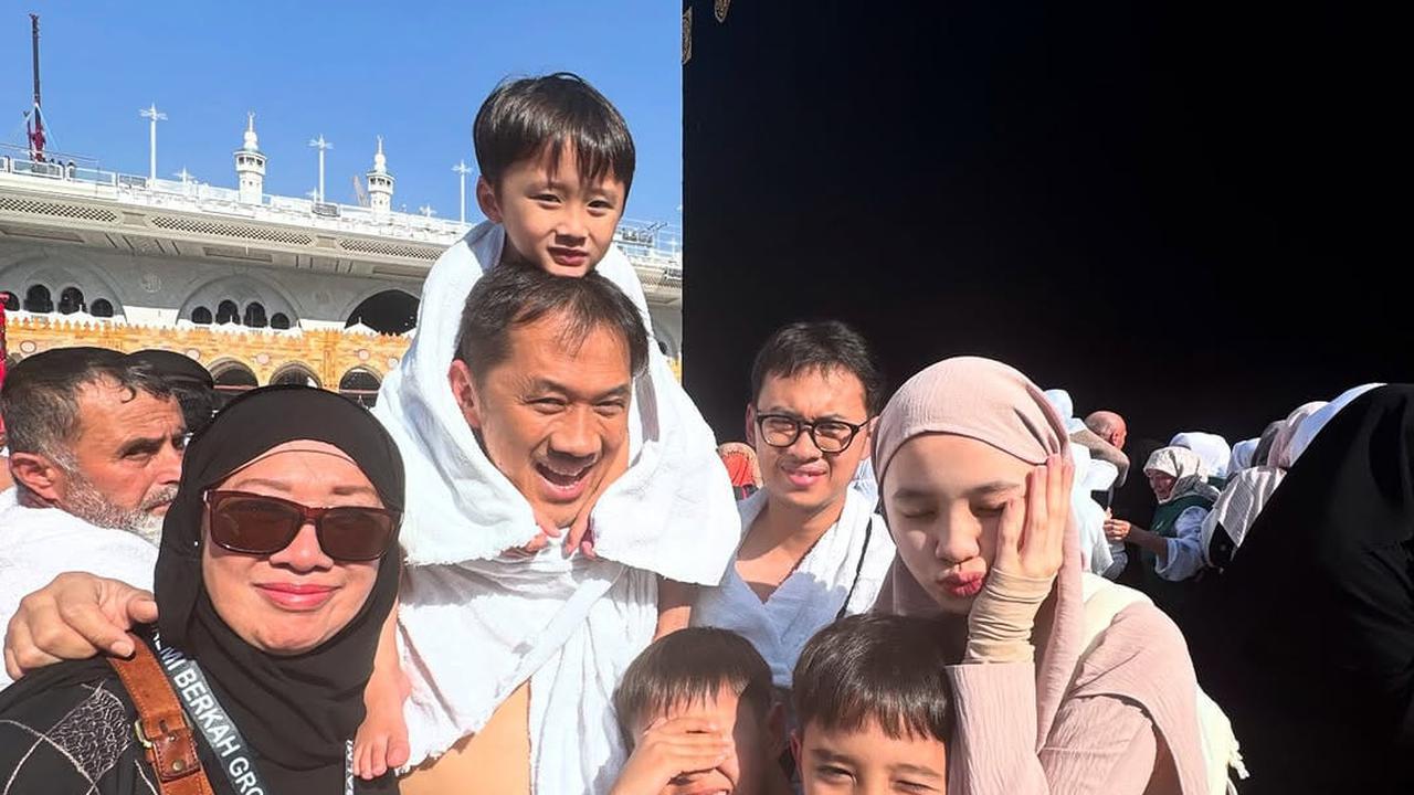Potret Hanung Bramantyo dan Zaskia Adya Mecca Ajak Anak Umroh