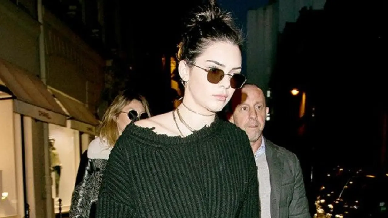 5 Inspirasi Tampil Keren dengan Cropped Sweater