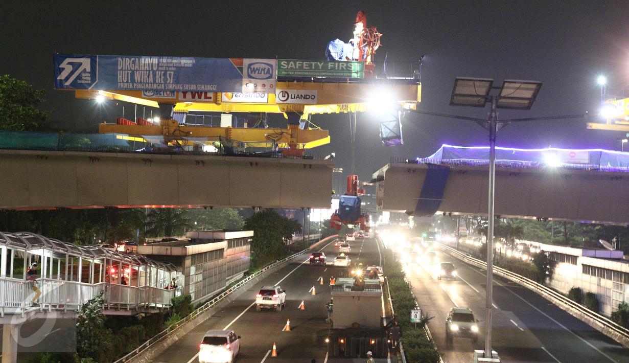 Aktivitas pekerja saat pemasangan box girder ramp 1 Simpang Susun Semanggi di Kawasan Semanggi, Jakarta Selatan, Jumat (10/3). Dengan terpasangnya box girder ke-22 itu, overpass Gatsu (Grogol-Senayan) kini sudah tersambung. (Liputan6.com/Herman Zakharia)