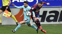 Duel Lionel Messi (kiri) dan pemain Eibar, Anaitz Arbilla pada lanjutan La Liga Santander di Ipurua stadium,  Eibar, (17/2/2018). Barcelona menang 2-0.(AP/Alvaro Barrientos)