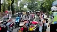 Usai menempuh ujian nasional selama 4 hari, sejumlah pelajar melakukan aksi corat-coret hingga kegiatan amal.