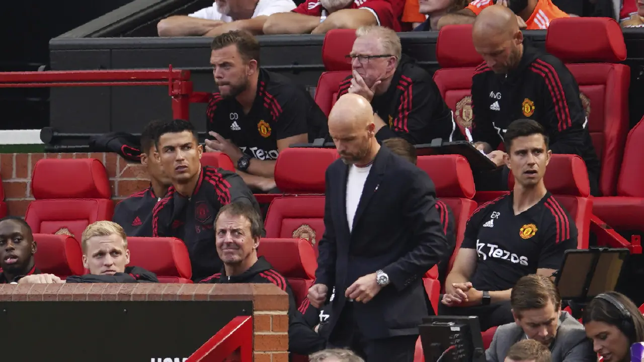 Foto: Viral Ekspresi Manyun Cristiano Ronaldo saat Duduk di Bangku Cadangan MU