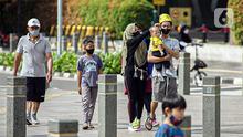 Sejumlah warga beraktivitas di Bundaran HI, Jakarta, Minggu (2/1/2022). Meski hari bebas kendaraan bermotor atau car free day (CFD) ditiadakan, warga masih banyak yang beraktivitas di kawasan Sudirman-Thamrin. (Liputan6.com/Faizal Fanani)