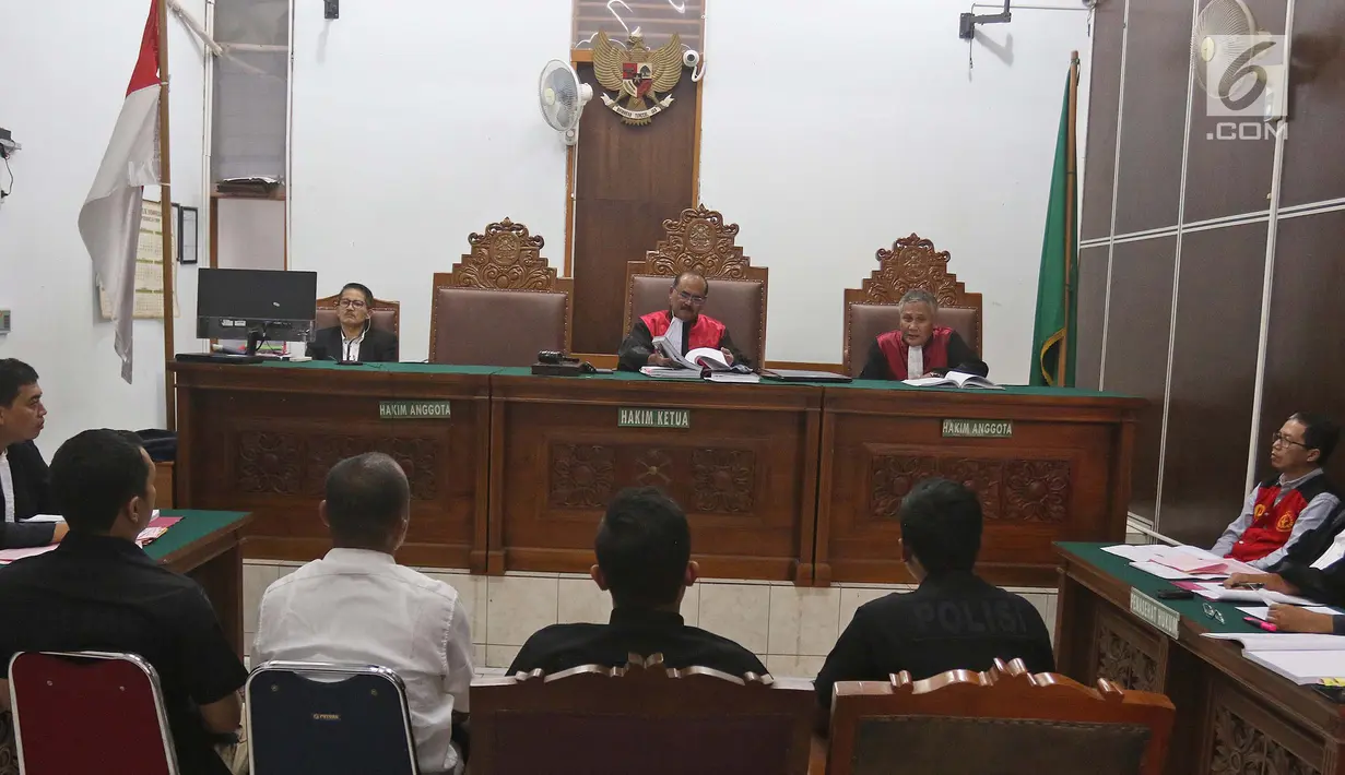 Suasana sidang lanjutan Mantan Plt Ketum PSSI Joko Driyono di Pengadilan Negeri Jakarta Selatan, Jakarta, Selasa (28/5/2019). Sidang lanjutan Joko Driyono dengan agenda mendengarkan keterangan 4 saksi ahli dan 3 saksi fakta. (Liputan6.com/Herman Zakharia)