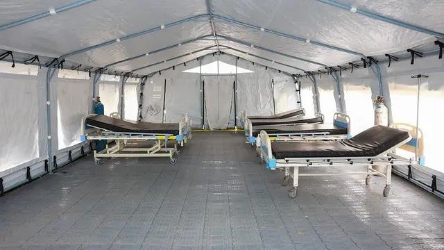 Ruang rawat inap RS lapangan untuk mendukung pelayanan RSUD Ruteng, Kabupaten Manggarai yang kena dampak akibat gempat NTT.  Satu tenda bisa memuat hingga 20 bed. (Foto: Dok Kemenkes)