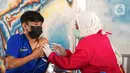 Warga menerima vaksinasi COVID-19 Sinovac di Terowongan Kendal, Jakarta Pusat, Jumat (30/7/2021). Total sasaran vaksinasi sebanyak 208.265.720. (Liputan6.com/Faizal Fanani)