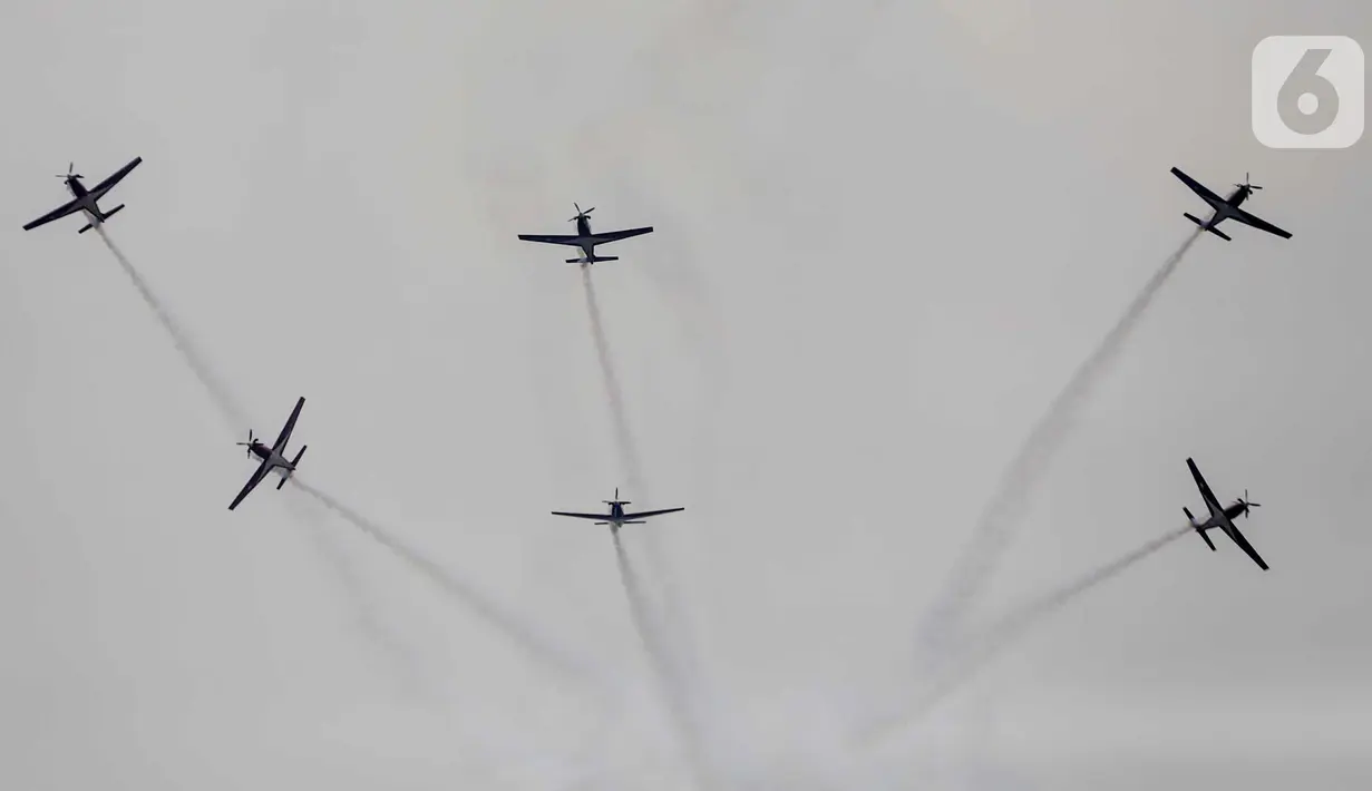 Parade dan atraksi pesawat dalam gladi bersih HUT ke-74 TNI di Lanud Halim Perdanakusuma, Jakarta, Kamis (3/10/2019). Pesawat udara yang dikerahkan dalam rangka HUT ke-74 TNI berjumlah 157 unit. (Liputan6.com/Faizal Fanani)