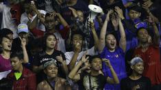 Atlet Jawa Barat, Hanna Ramadini (kiri), Gregoria Mariska, dan Tiara Rosalia Nuraidah, berbaur dengan suporter saat mendukung rekannya melawan DKI Jakarta dalam final bulutangkis PON XIX di GOR Bima, Cirebon, Jumat (23/9/2016). (Bola.com/Arief Bagus)