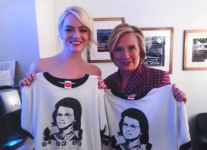 Emma Stone saat berfoto dengan Hillary Clinton. (Ace Showbiz)