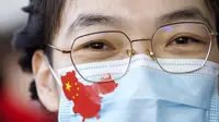 Petugas medis memakai masker untuk mencegah terpapar virus corona COVID-19 di Wuhan, Provinsi Hubei, China, Rabu (8/4/2020). Berdasarkan data Worldmeters per Minggu (12/4/2020), jumlah kasus COVID-19 di China sebanyak 82.052 terinfeksi dan 3.339 meninggal. (AP Photo/Ng Han Guan)