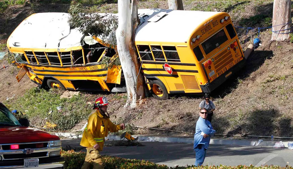 Dalam kecelakaan itu dikabarkan ada 11 siswa terluka dan 3 diantaranya kritis termasuk sopir, Anaheim, California, Kamis (24/04/2014)(REUTERS/Alex Gallardo). 