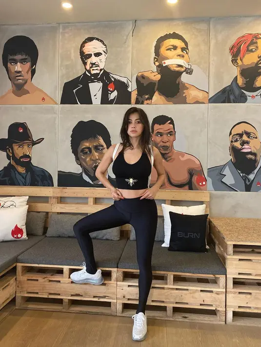 Bahkan saat berolahraga, padu padan busana yang dikenakan selalu stylish. (Foto: Instagram/ Adinda Bakrie)
