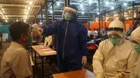 Tim gabungan gugus tugas Jatim bersama TNI-Polri langsung gelar rapid test di kafe-kafe Surabaya, Senin, 13 April 2020.(Foto: Liputan6.com/Dian Kurniawan)