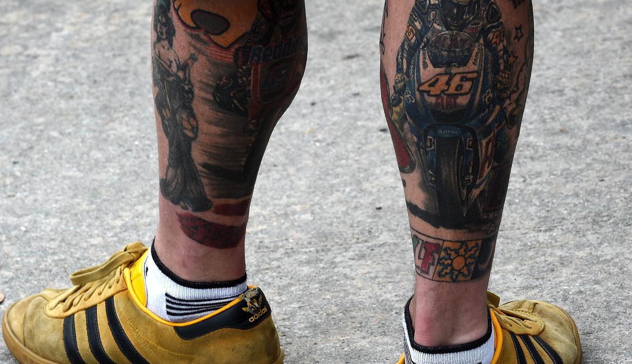 Seorang fans dari pebalap MotoGP, Valentino Rossi, menunjukan tatto yang bergambar idolanya saat GP Malaysia di Sirkuit Sepang, Malaysia, Jumat (28/10/2016). (AFP/Manan Vatsyayana)