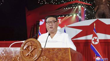 Pemimpin Korea Utara Kim Jong-un menyampaikan pidatonya pada upacara untuk menandai peringatan ke-69 tahun penandatanganan gencatan senjata yang mengakhiri pertempuran dalam Perang Korea di Pyongyang, Korea Utara, 27 Juli 2022. Peringatan 69 tahun berakhirnya Perang Korea 1950-1953 jatuh pada 27 Juli 2022. (Korean Central News Agency/Korea News Service via AP)
