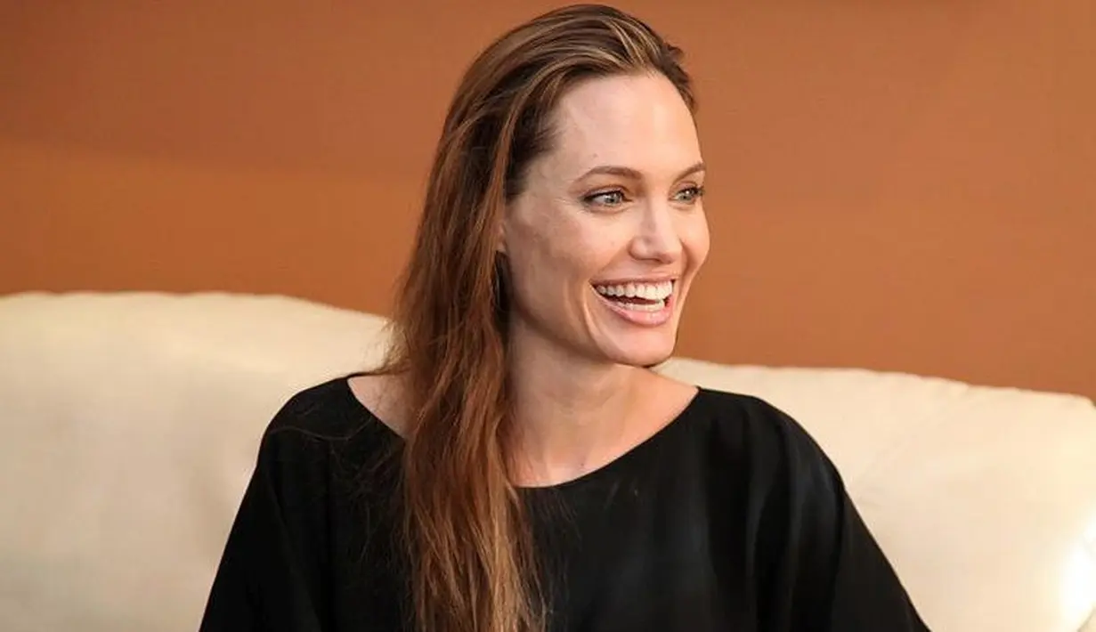 "Ya, dia memang pergi bersama beberapa pria tahun lalu. Namun itu tak bisa dibilang pacaran," lanjutnya. (Well+Good)