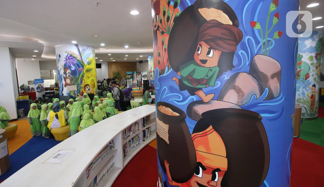 Siswa Sekolah Dasar (SD) membaca buku di ruang baca Perpustakaan Nasional (Perpusnas), Jakarta, Selasa (18/2/2020). Selain megah dan memiliki koleksi lengkap, Perpusnas juga menyediakan ruangan perpustakaan untuk anak-anak, layanan untuk penyandang disabilitas dan lansia. (Liputan6.com/Angga Yuniar)