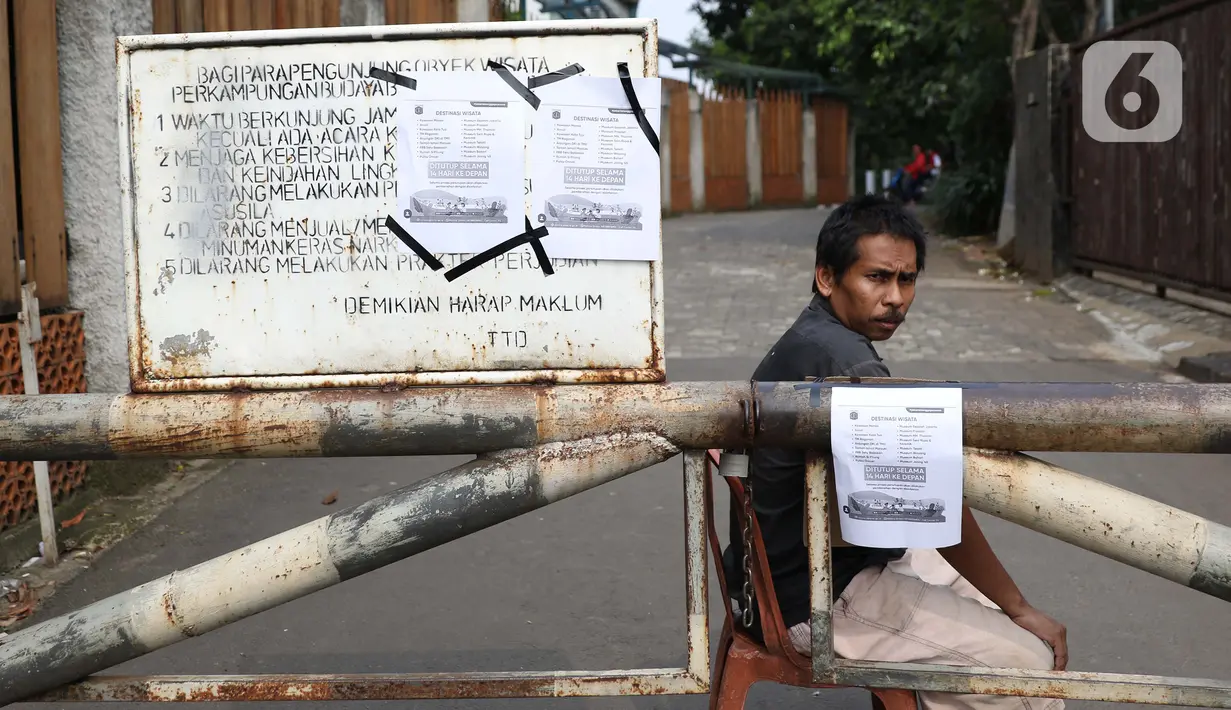 Lembar pemberitahuan penutupan terpasang di pintu masuk Kawasan Wisata Perkampungan Budaya Betawi Setu Babakan, Jakarta, Sabtu (14/3/2020). Hal ini menyusul instruksi Gubernur DKI Jakarta yang menutup sejumlah lokasi wisata selama 14 hari kedepan. (Liputan6.com/Helmi Fithriansyah)