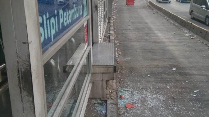 Halte Transjakarta Slipi Petamburan mengalami kerusakan. (foto: Humas Transjakarta)