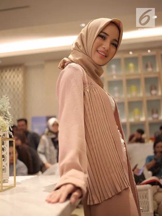Chacha Frederica mengenakan hijab berpose saat menghadiri launching kosmetik milik Shandy Aulia, Jakarta, Rabu (30/5). Ia pun memulai langkah awal untuk berhijrah dengan mengubah penampilannya di awal tahun 2018. (Liputan6.com/Faizal Fanani)