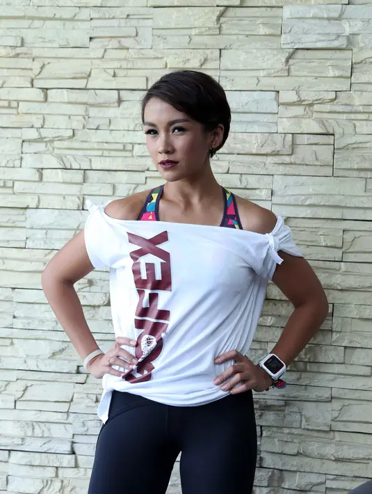 "Jadi mengajaknya memang tujuannya untuk kesehatan badannya Sheemar. Anak nggak boleh tekanan fisik, anak dibawah umur nggak boleh push up, sit up, yang ototnya tegang," tandas Melanie Putria. (Nurwahyunan/Bintang.com)