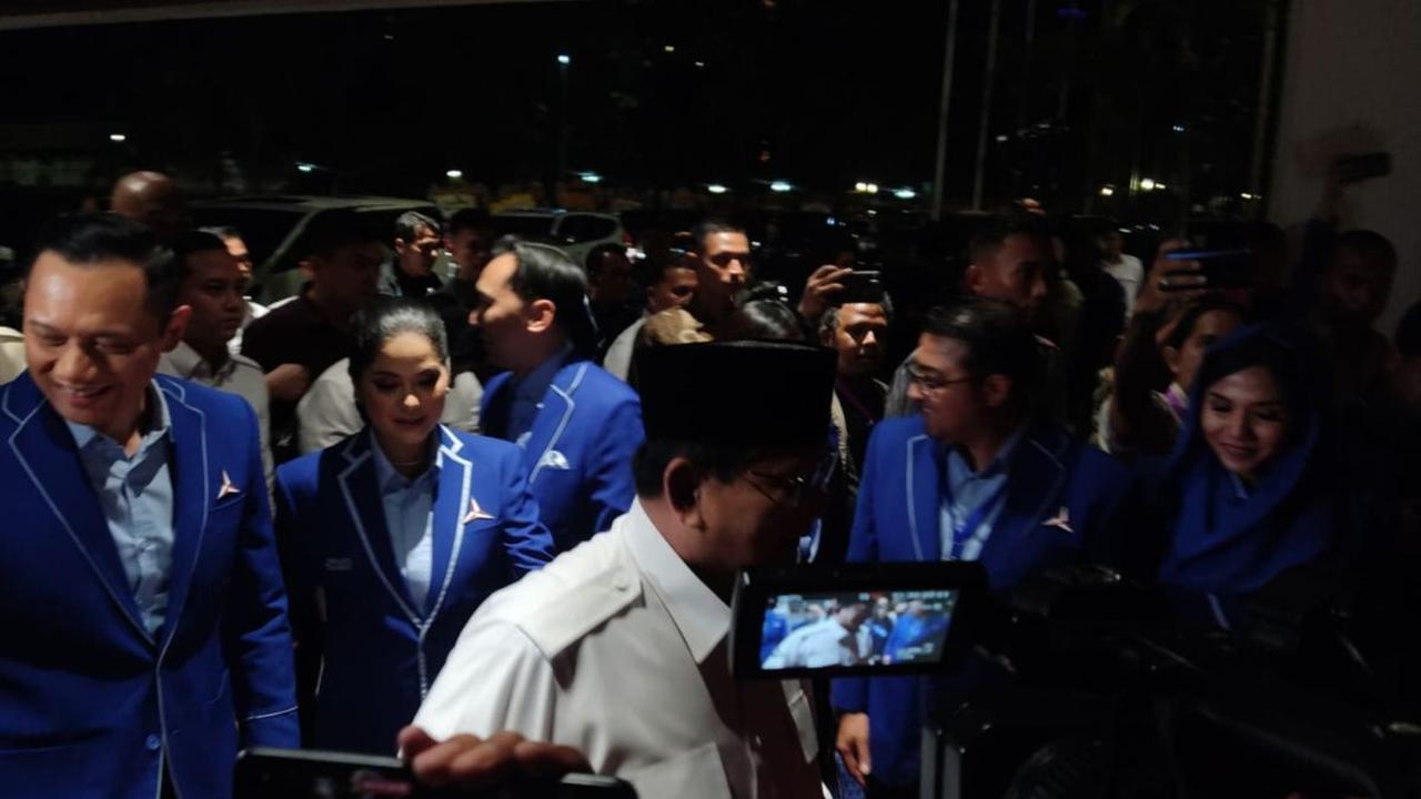 Prabowo rencananya akan mendapatkan deklarasi dukungan Partai Demokrat. Prabowo hanya menyampaikan sepatah kata saja soal deklarasi hari ini.<br>